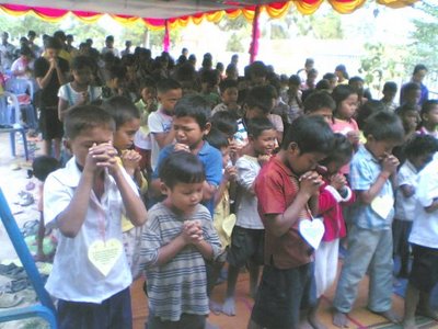 LAOS_-_bambini_in_preghiera