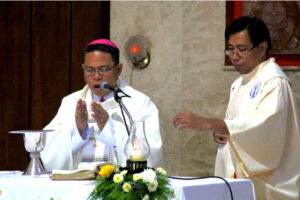 Bishop Martin Jumoad and Fr. Elmer Cantular celebrate Mass in the terrorist region (Photo by Vincent Go)