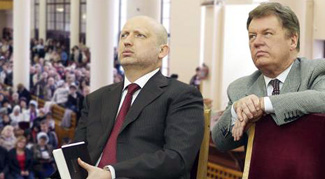 Texas evangelist Michael Gott (right) sits next to Ukraine's acting president Oleksandr Turchynov during a Easter morning worship service at a Baptist church in Kiev (Baptist Press)