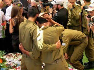 IDF soldiers who came to pay their respects to fallen soldier Max Steinberg