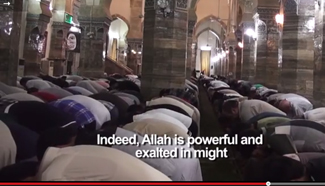 Followers bowing before ISIS leader (Vice News)