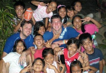 Tebow surrounded by children in Philippines