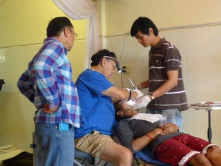 Left to right: Dr. Paul Ai, Dr. Teru Yamamoto, patient, and Makaram Lim