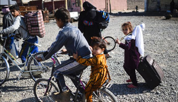 Family flees fighting in neighborhood of Mosul