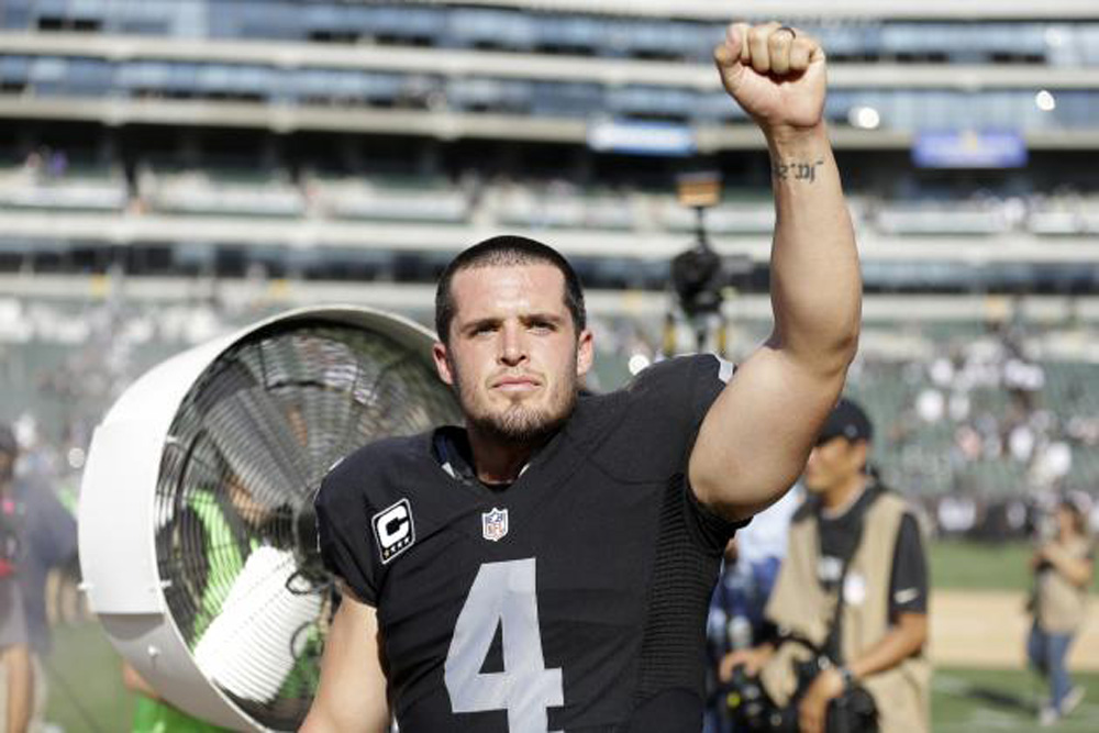 Raiders Quarterback David Carr Honoring Kobe Bryant with Arm Sleeve